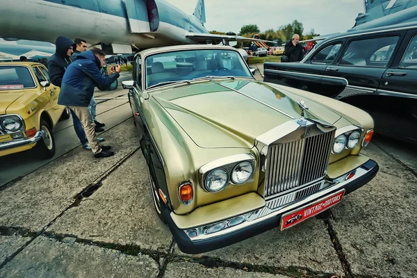 KYIV, UKRAINE - OCTOBER 2017: Vintage Car Rolls Royce at the "Old Car Land" retro car festival in Kyiv. Photo in vintage style — Stock Photo, Image