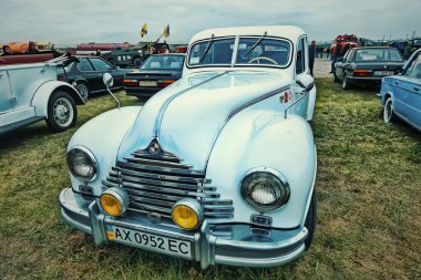 Kiev, Ukrayna - Ekim 2017: Beyaz araba Bmw Kiev eski araba arazi retro araba Festivali. Vintage tarzı içinde fotoğraf