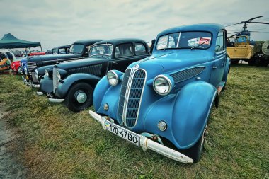 Kiev, Ukrayna - Ekim 2017: Vintage mavi araba Bmw ve Kiev eski araba arazi retro araba Festivali Siyah Mercedes. Vintage tarzı içinde fotoğraf
