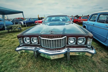 Kiev, Ukrayna - Ekim 2017: Eski araba arazi retro araba Festivali Kiev Vintage kahverengi kişisel lüks coupe araba Ford Thunderbird (altıncı nesil). Vintage tarzı içinde fotoğraf
