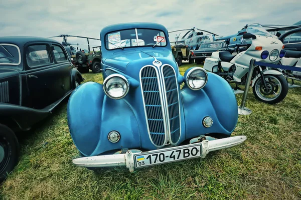 KYIV, UKRAINE - OUTUBRO 2017: Carro azul vintage BMW no festival de carros retro Old Car Land em Kiev. Foto em estilo vintage — Fotografia de Stock
