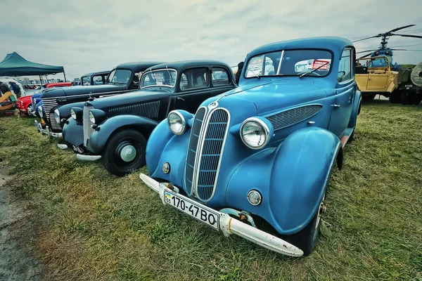 KYIV, UCRANIA - OCTUBRE 2017: BMW coche azul vintage y Mercedes negro en el festival de coches retro Old Car Land en Kiev. Foto en estilo vintage — Foto de Stock