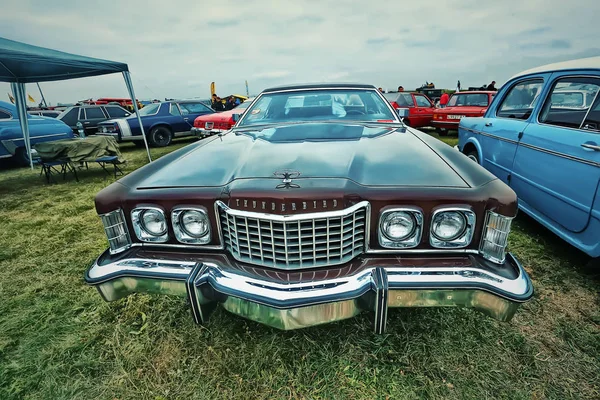 Kiev, Ukrayna - Ekim 2017: Eski araba arazi retro araba Festivali Kiev Vintage kahverengi kişisel lüks coupe araba Ford Thunderbird (altıncı nesil). Vintage tarzı içinde fotoğraf