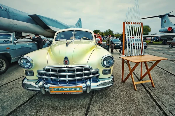 KYIV, UKRAINE - OUTUBRO 2017: Carro retro soviético amarelo GAZ-12 (ZIM) fabricado entre 1949 e 1959 é apresentado no festival de carros retro "Old Car Land" em Kiev. Foto em estilo vintage — Fotografia de Stock
