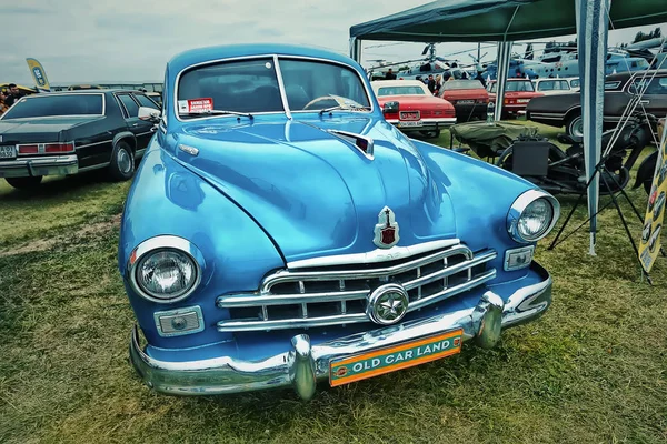 Kyjev, Ukrajina - říjen 2017: Sovětské retro auto modré Gaz-12 (Zim) vyrobené v letech 1949 až 1959 je prezentován na festivalu "Staré auto Land" retro auto v Kyjevě. Foto ve stylu vintage — Stock fotografie