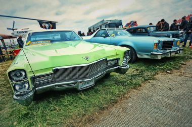 Kiev, Ukrayna - Ekim 2017: Vintage yeşil araba Cadillac Kiev 
