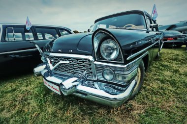 Kiev, Ukrayna - Ekim 2017: Sovyet lüks eski model araba siyah Gaz-13 (Chayka) 