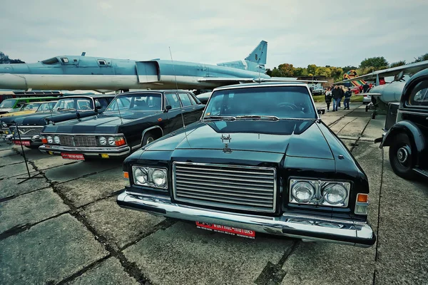 KYIV, UCRANIA - OCTUBRE 2017: El coche vintage soviético de lujo negro ZIL-115 se presenta en el festival de coches retro "Old Car Land" en Kiev. Foto en estilo vintage — Foto de Stock