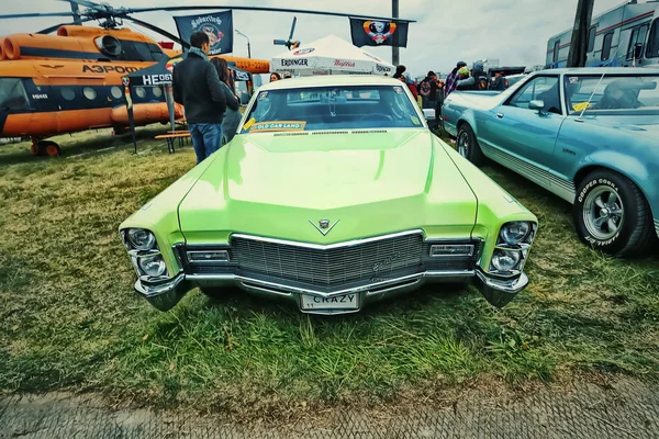 KYIV, UKRAINE - OUTUBRO 2017: Cadillac de carro verde vintage no festival de carros retro "Old Car Land" em Kiev. Foto em estilo vintage — Fotografia de Stock