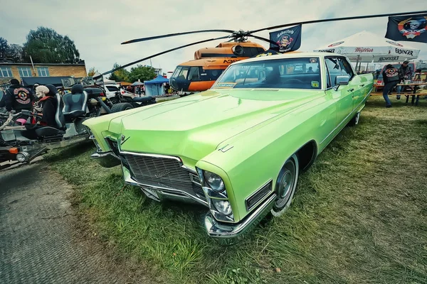 KYIV, UKRAINE - OUTUBRO 2017: Cadillac de carro verde vintage no festival de carros retro "Old Car Land" em Kiev. Foto em estilo vintage — Fotografia de Stock