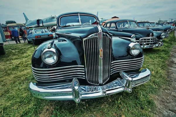 KYIV, UCRANIA - OCTUBRE 2017: El coche vintage soviético de lujo ZIS-110 negro se presenta en el festival de coches retro "Old Car Land" en Kiev. Foto en estilo vintage — Foto de Stock