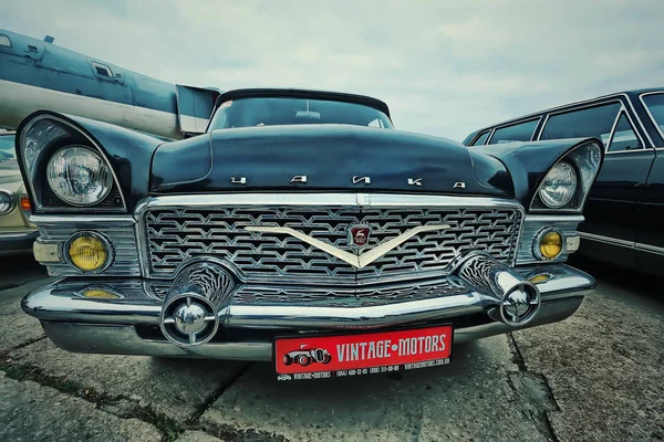 Kiev, Oekraïne - oktober 2017: Sovjet-luxe automerk zwart Gaz-13 (Chayka) wordt gepresenteerd op de "Oude auto-Land" retro auto festival in Kiev. Foto in vintage stijl — Stockfoto