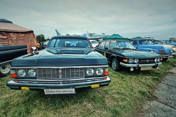 Kiev, Ukrayna - Ekim 2017: Sovyet lüks eski model araba siyah Gaz-13 (Chayka) 