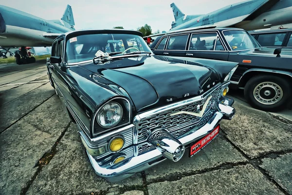 KYIV, UCRANIA - OCTUBRE 2017: Lujo soviético coche vintage negro GAZ-13 (Chayka) se presenta en el "Old Car Land" festival de coches retro en Kiev. Foto en estilo vintage — Foto de Stock