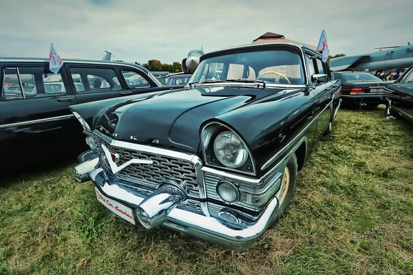 Kiev, Ukrayna - Ekim 2017: Sovyet lüks eski model araba siyah Gaz-13 (Chayka) 