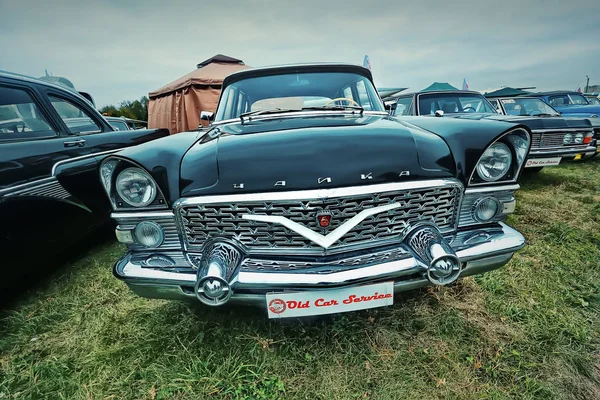 KYIV, UKRAINE - OUTUBRO 2017: O carro antigo de luxo soviético GAZ-13 preto (Chayka) é apresentado no festival de carros retro "Old Car Land" em Kiev. Foto em estilo vintage — Fotografia de Stock