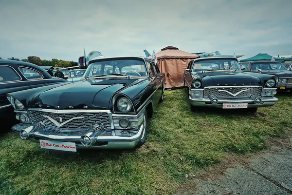 Kyjev, Ukrajina - říjen 2017: Sovětský luxusní vintage auto černá Gaz-13 (Chayka) je prezentován na festivalu "Staré auto Land" retro auto v Kyjevě. Foto ve stylu vintage — Stock fotografie