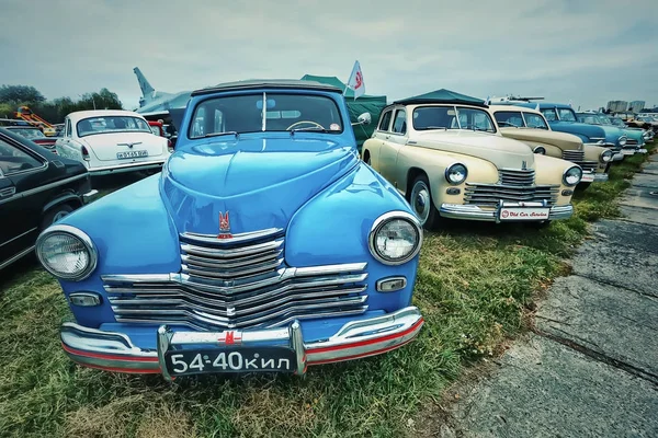 KYIV, UCRANIA - OCTUBRE 2017: El coche azul vintage soviético Pobeda (GAZ M20) se presenta en el festival de coches retro "Old Car Land" en Kiev. Foto en estilo vintage — Foto de Stock