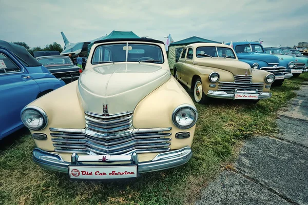KYIV, UCRANIA - OCTUBRE 2017: Coche amarillo vintage soviético Pobeda (GAZ M20) se presenta en el festival de coches retro "Old Car Land" en Kiev. Foto en estilo vintage — Foto de Stock