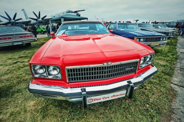 Kiev, Ukrayna - Ekim 2017: Vintage kırmızı araba Chevrolet Kiev eski araba arazi retro araba Festivali. Vintage tarzı içinde fotoğraf