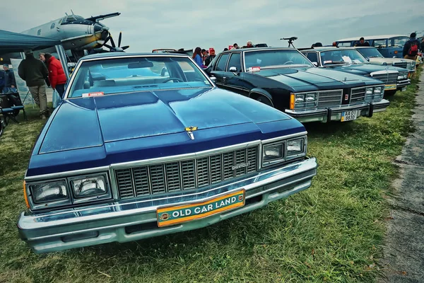 Kiev, Ukrayna - Ekim 2017: Vintage mavi araba Chevrolet Kiev eski araba arazi retro araba Festivali. Vintage tarzı içinde fotoğraf