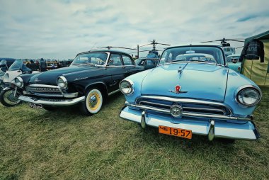 Kiev, Ukrayna - Ekim 2017: Sovyet vintage arabalar Volga sunulmaktadır Kiev 