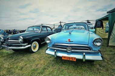 Kiev, Ukrayna - Ekim 2017: Sovyet vintage arabalar Volga sunulmaktadır Kiev 