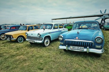 Kiev, Ukrayna - Ekim 2017: Sovyet vintage arabalar Volga sunulmaktadır Kiev 