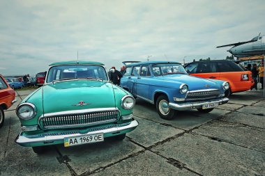 Kiev, Ukrayna - Ekim 2017: Sovyet vintage arabalar Volga sunulmaktadır Kiev 