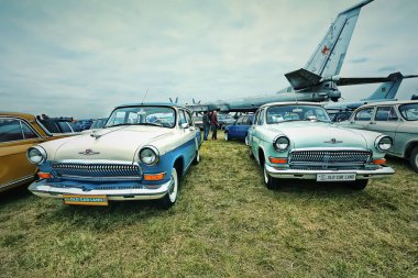 Kiev, Ukrayna - Ekim 2017: Sovyet vintage arabalar Volga sunulmaktadır Kiev 