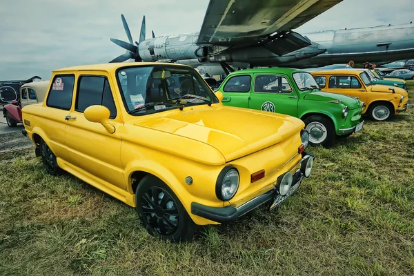 KYIV, UCRANIA - OCTUBRE 2017: coches antiguos soviéticos Zaporozhets se presentan en el festival de coches retro "Old Car Land" en Kiev. Foto en estilo vintage — Foto de Stock