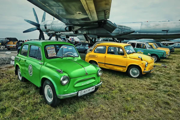 Kijów, Ukraina - października 2017: Radzieckich samochodów zabytkowych Zaporozhets są prezentowane na festiwalu retro samochód "Starych samochodów Land" w Kijowie. Zdjęcie w stylu vintage — Zdjęcie stockowe