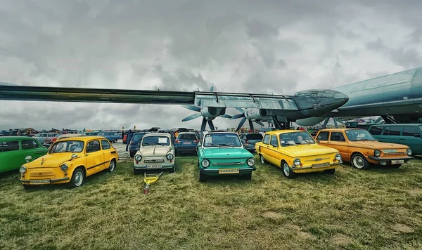 Kijów, Ukraina - października 2017: Radzieckich samochodów zabytkowych Zaporozhets są prezentowane na festiwalu retro samochód "Starych samochodów Land" w Kijowie. Zdjęcie w stylu vintage — Zdjęcie stockowe