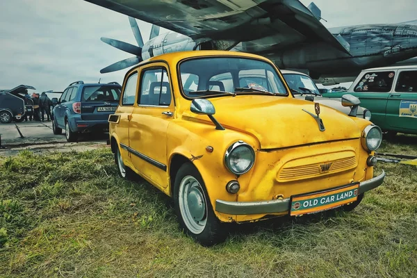 KYIV, UCRANIA - OCTUBRE 2017: coches antiguos soviéticos Zaporozhets se presentan en el festival de coches retro "Old Car Land" en Kiev. Foto en estilo vintage — Foto de Stock