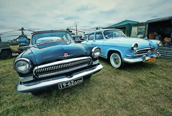 KYIV, UCRANIA - OCTUBRE 2017: Coches antiguos soviéticos Volga se presentan en el festival de coches retro "Old Car Land" en Kiev. Foto en estilo vintage — Foto de Stock