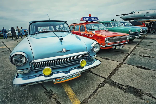 KYIV, UKRAINE - OUTUBRO 2017: Os carros antigos soviéticos Volga são apresentados no festival de carros retro "Old Car Land" em Kiev. Foto em estilo vintage — Fotografia de Stock