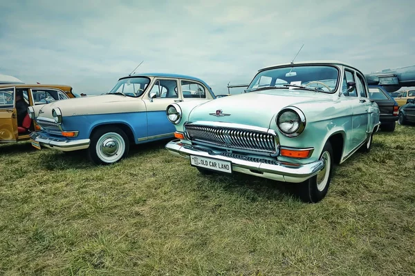 KYIV, UKRAINE - OCTOBER 2017: Soviet vintage cars Volga are presented at the "Old Car Land" retro car festival in Kyiv. Photo in vintage style — Stock Photo, Image