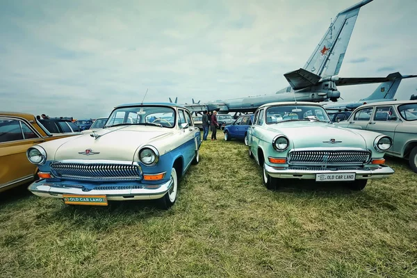 Kiev, Ukrayna - Ekim 2017: Sovyet vintage arabalar Volga sunulmaktadır Kiev 