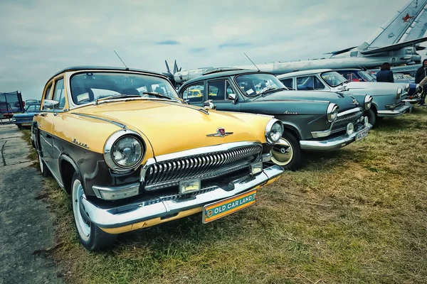 Kiev, Ukrayna - Ekim 2017: Sovyet vintage arabalar Volga sunulmaktadır Kiev "Eski araba arazi" retro araba Festivali. Vintage tarzı içinde fotoğraf — Stok fotoğraf