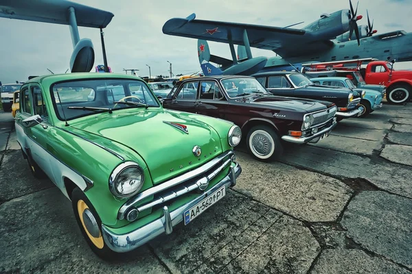KYIV, UCRANIA - OCTUBRE 2017: El coche antiguo soviético Moskvich se presenta en el festival de coches retro "Old Car Land" en Kiev. Foto en estilo vintage — Foto de Stock