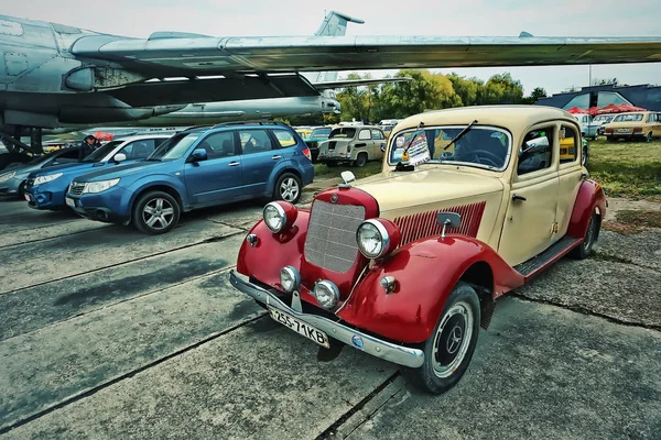 Kiev, Oekraïne - oktober 2017: Vintage auto Mercedes wordt gepresenteerd op de "Oude auto-Land" retro auto festival in Kiev. — Stockfoto