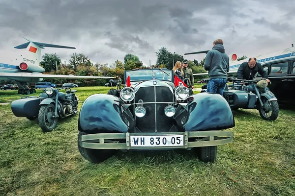 Київ - 2017 жовтня: Vintage автомобіля Mercedes представлені на фестивалі «Старий автомобіль землі» ретро автомобілі в Києві. — стокове фото