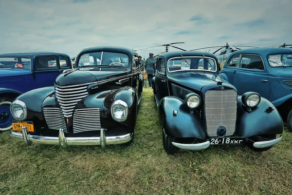 KYIV, UCRANIA - OCTUBRE 2017: Mercedes coche de época se presenta en el festival de coches retro "Old Car Land" en Kiev . — Foto de Stock