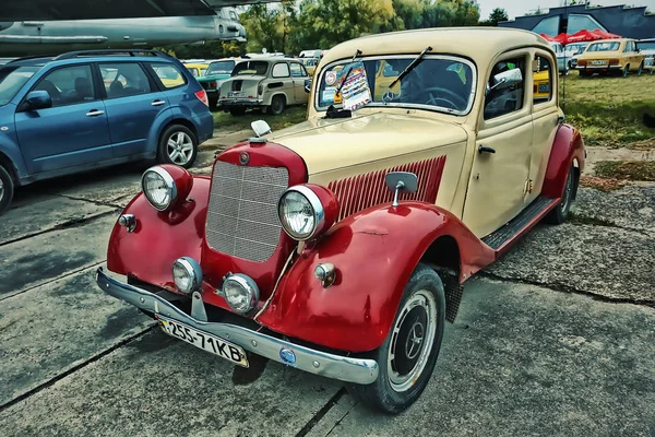 KYIV, UKRAINE - OCTOBER 2017: Vintage car Mercedes blir presentert på "Old Car Land" -festivalen i Kyiv . – stockfoto