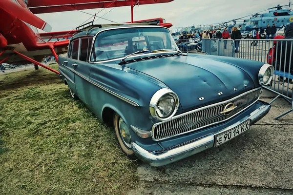 KYIV, UCRANIA - OCTUBRE 2017: Coche vintage Opel se presenta en el festival de coches retro "Old Car Land" en Kiev. Foto en estilo vintage — Foto de Stock