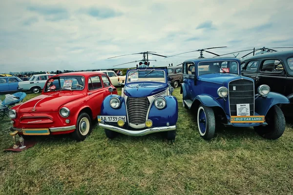 KYIV, UCRANIA - OCTUBRE 2017: Coche vintage Opel se presenta en el festival de coches retro "Old Car Land" en Kiev. Foto en estilo vintage — Foto de Stock