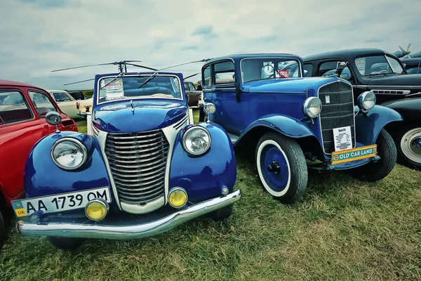 KYIV, UCRANIA - OCTUBRE 2017: Coche vintage Opel se presenta en el festival de coches retro "Old Car Land" en Kiev. Foto en estilo vintage — Foto de Stock