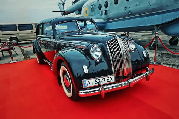 KYIV, UKRAINE - OUTUBRO 2017: O carro vintage Opel é apresentado no festival de carros retro "Old Car Land" em Kiev. Foto em estilo vintage — Fotografia de Stock