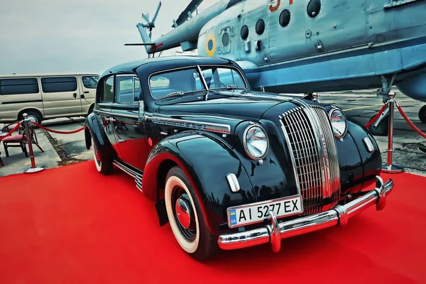 KYIV, UCRANIA - OCTUBRE 2017: Coche vintage Opel se presenta en el festival de coches retro "Old Car Land" en Kiev. Foto en estilo vintage — Foto de Stock