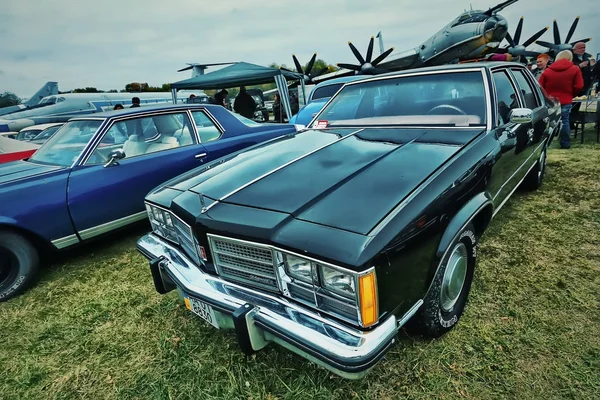 KYIV, UKRAINE - OCTOBER 2017: Vintage car Oldsmobile  is presented at the "Old Car Land" retro car festival in Kyiv. Photo in vintage style — Stock Photo, Image